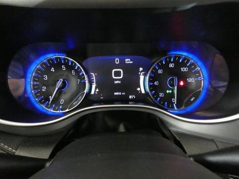 Used 2023 Chrysler Pacifica Touring FWD image 18