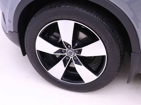 Used 2019 Volvo XC40 T5 Momentum image 23