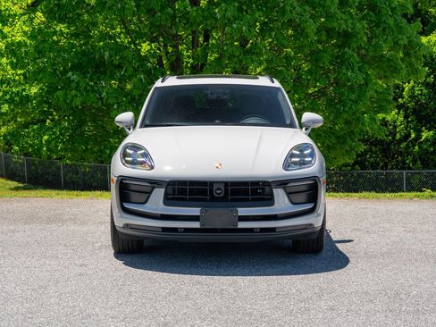 Certified 2023 Porsche Macan AWD/4WD image 10
