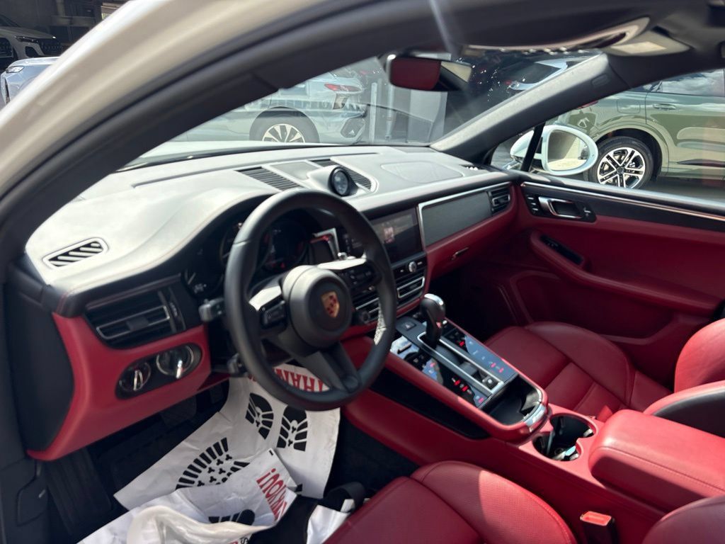 Used 2025 Porsche Macan GTS AWD/4WD image 10