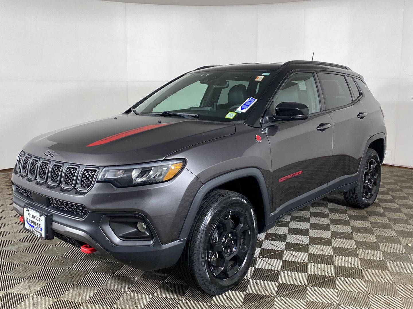 Used 2023 Jeep Compass Trailhawk w/ Trailhawk Convenience Group AWD/4WD image 2