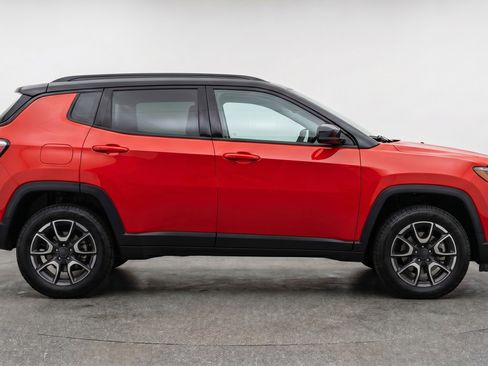 Used 2025 Jeep Compass Trailhawk AWD/4WD image 11