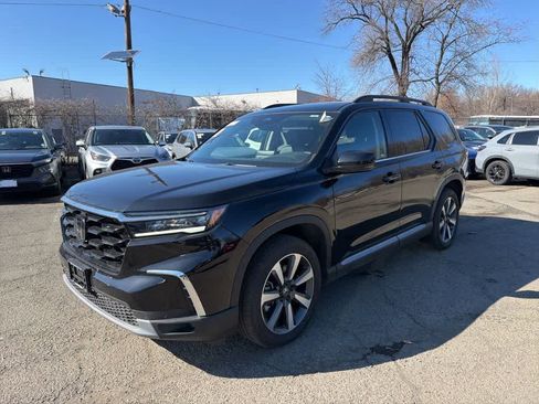 Used 2025 Honda Pilot Touring image 2