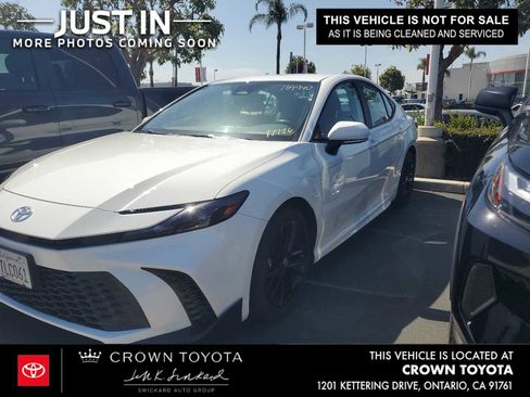 Certified 2025 Toyota Camry SE FWD image 1