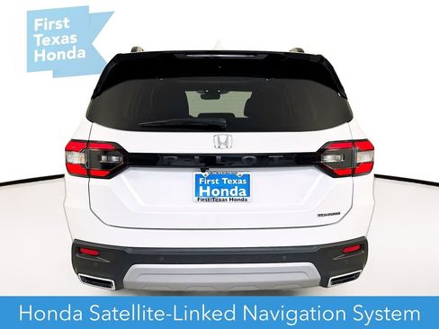 Used 2025 Honda Pilot Touring image 7
