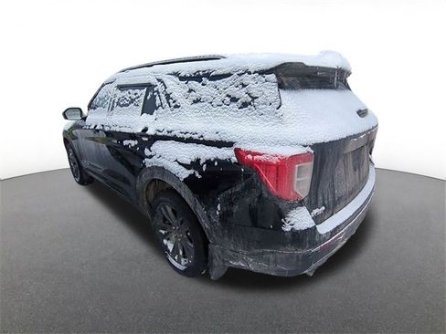 Certified 2021 Ford Explorer XLT w/ Equipment Group 202A image 3