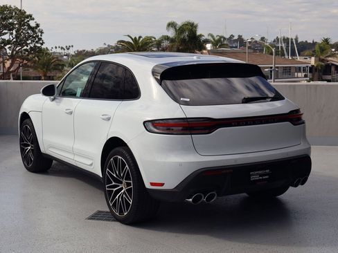 Certified 2025 Porsche Macan image 3