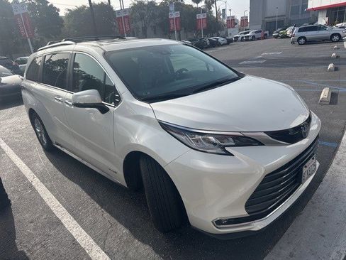 Used 2021 Toyota Sienna Limited image 1