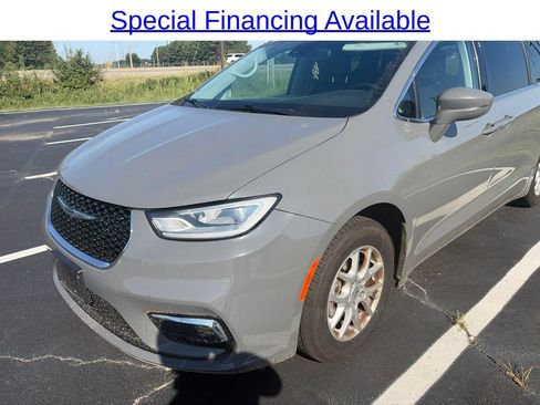 Used 2022 Chrysler Pacifica Touring-L FWD image 1