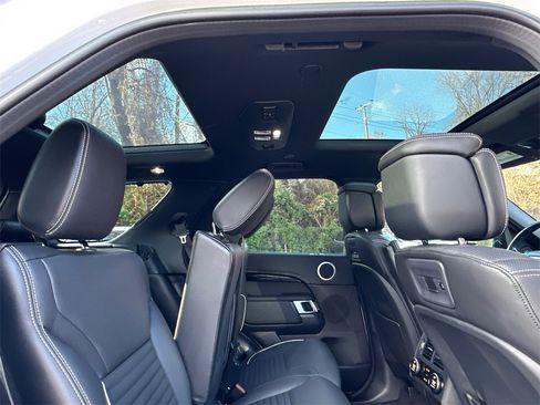 Used 2023 Land Rover Discovery Metropolitan Edition image 16