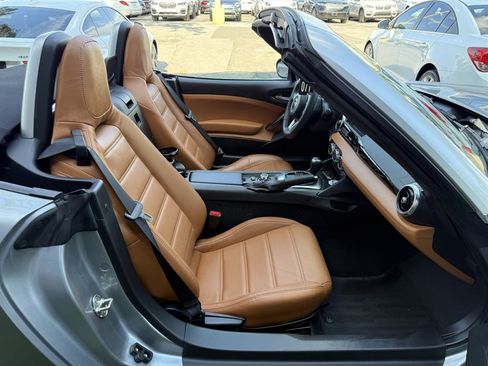Used 2017 FIAT 124 Spider Lusso RWD image 18
