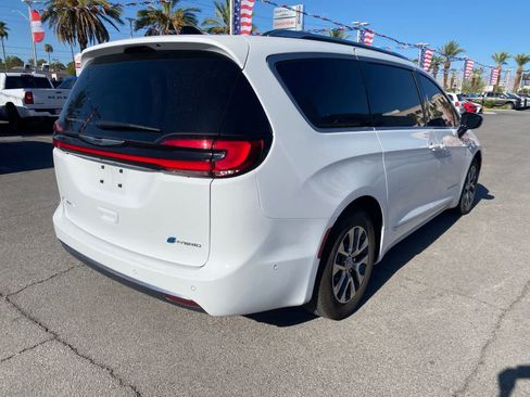 Used 2025 Chrysler Pacifica Pinnacle FWD image 7