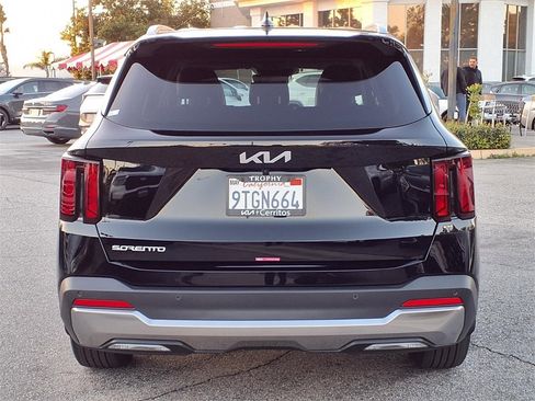 Used 2025 Kia Sorento S image 4