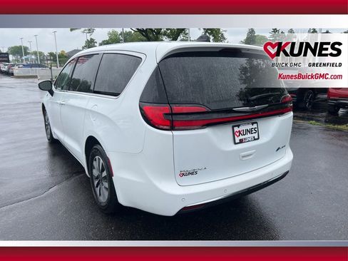 Used 2023 Chrysler Pacifica Touring-L FWD image 9