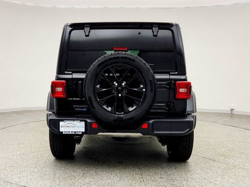 Used 2025 Jeep Wrangler Sahara image 6
