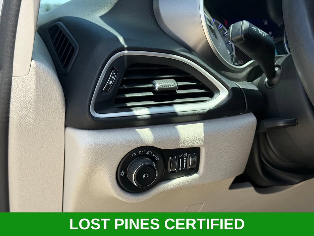 Used 2023 Chrysler Pacifica Touring-L FWD image 7