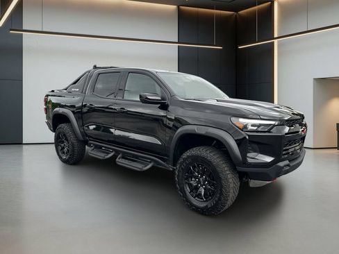 Used 2025 Chevrolet Colorado ZR2 w/ Midnight Edition AWD/4WD image 8