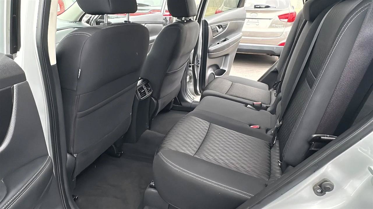 Used 2017 Nissan Rogue SV w/ SV Premium Package AWD/4WD image 29