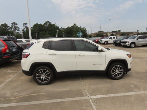Used 2018 Jeep Compass Latitude w/ Popular Equipment Group FWD image 10