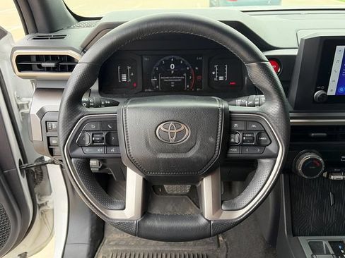 Used 2025 Toyota 4Runner SR5 AWD/4WD image 22