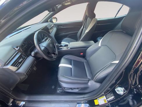 Used 2025 Toyota Camry SE w/ Convenience Package FWD image 9