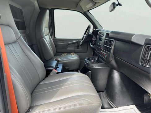 Used 2014 Chevrolet Express 2500 image 18