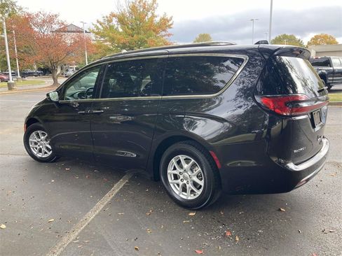 Used 2021 Chrysler Pacifica Touring-L image 4