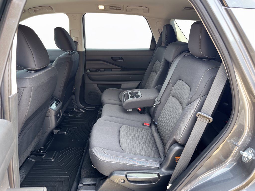 Used 2024 Nissan Pathfinder SV FWD image 25