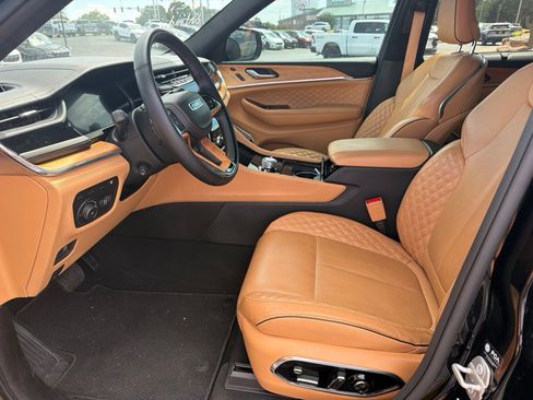 Used 2024 Jeep Grand Cherokee Summit AWD/4WD image 5