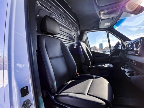 Used 2025 Mercedes-Benz Sprinter 2500 image 21