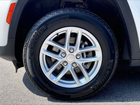 Used 2023 Jeep Grand Cherokee Laredo AWD/4WD image 22