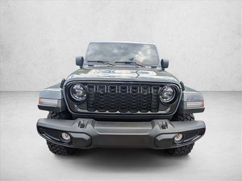 Used 2025 Jeep Gladiator Sport AWD/4WD image 2