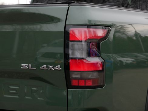 Used 2024 Nissan Frontier SL w/ Technology Package image 17