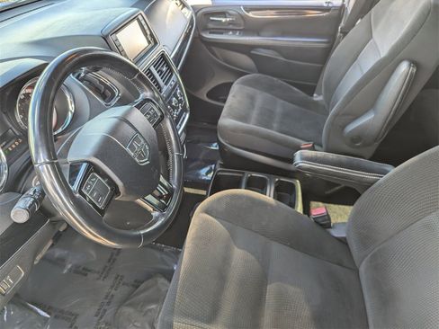 Used 2018 Dodge Grand Caravan SE image 19