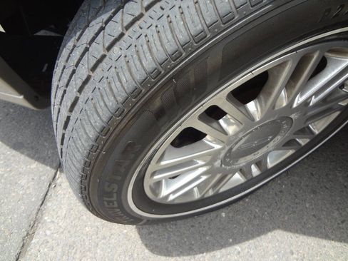 Used 2006 Lincoln Town Car Designer Series RWD image 14