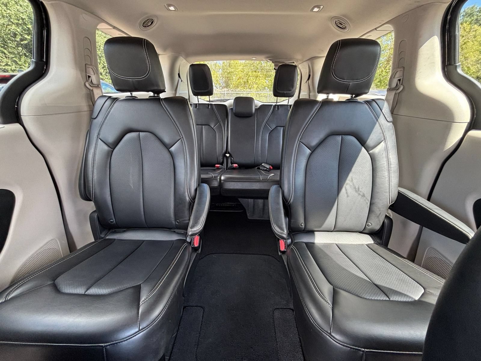 Used 2024 Chrysler Pacifica Touring-L FWD image 40
