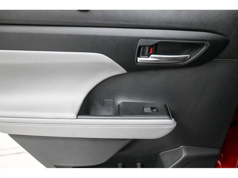 Used 2025 Toyota Highlander XLE image 22
