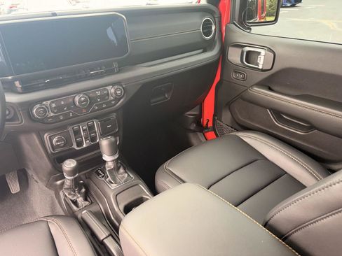 Used 2026 Jeep Wrangler Unlimited Sahara AWD/4WD image 17