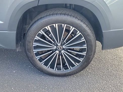 Certified 2025 Volkswagen Taos SE FWD image 30