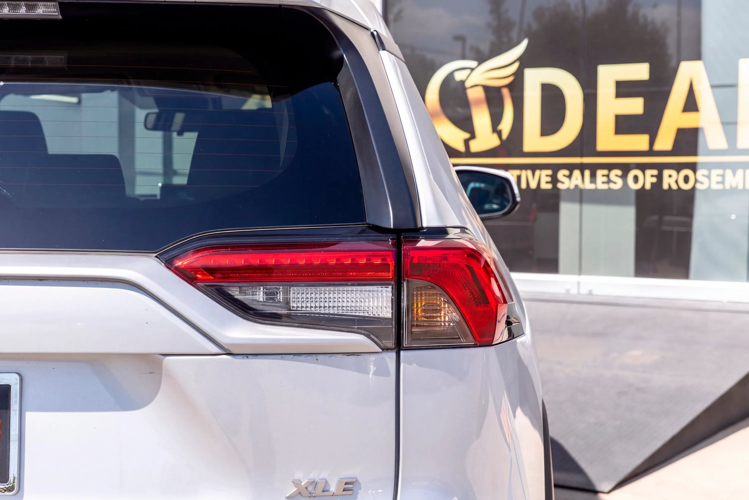 Used 2021 Toyota RAV4 XLE w/ XLE Grade Weather Package AWD/4WD image 14