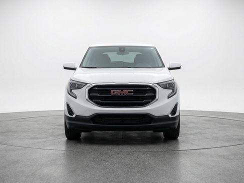 Used 2024 GMC Terrain SLE image 2