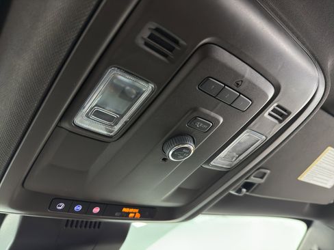 Used 2023 GMC Yukon XL SLT image 31