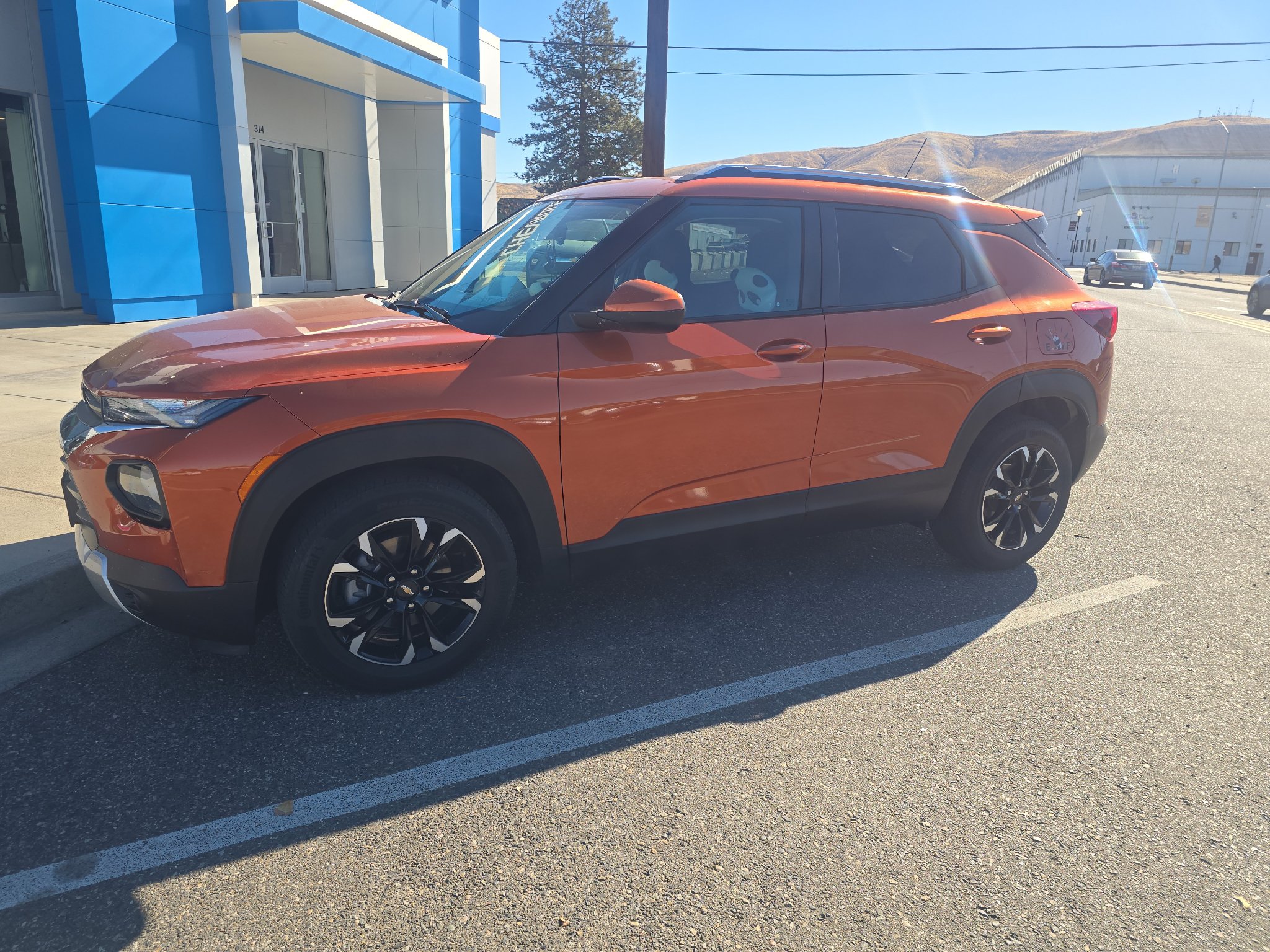 Used 2023 Chevrolet TrailBlazer LT w/ Convenience Package FWD image 2