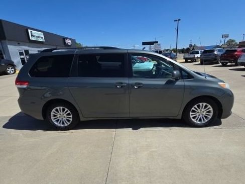 Used 2014 Toyota Sienna XLE FWD image 5
