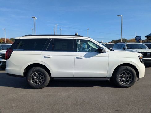 New 2025 Ford Expedition Active image 3