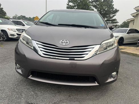 Used 2017 Toyota Sienna Limited AWD/4WD image 2