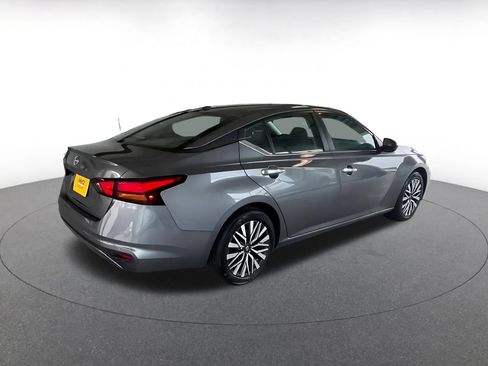 Used 2025 Nissan Altima 2.5 SV FWD image 13