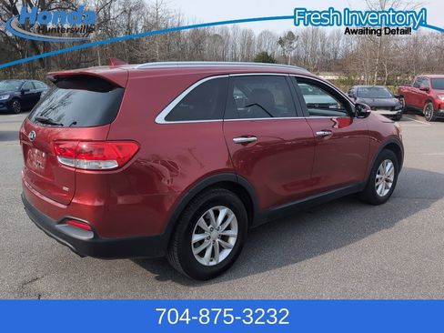 Used 2017 Kia Sorento LX w/ LX Convenience Package image 8