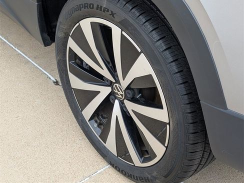 Used 2023 Volkswagen Taos SE w/ Panoramic Sunroof Package image 7