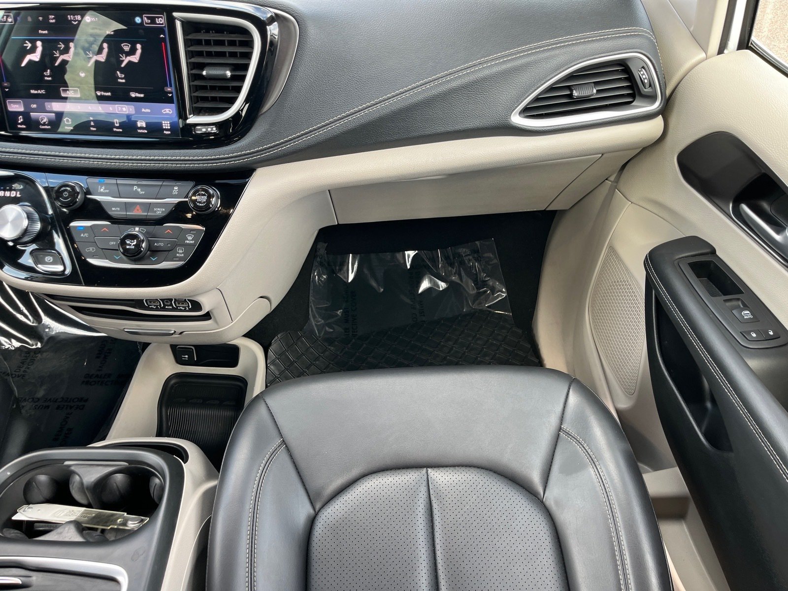 Used 2024 Chrysler Pacifica Limited FWD image 15